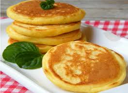 Un Blini Est Une Galette Epaisse A Base De Lait Farine Oeuf Et Levure Souvent Servie En Relation Avec Un Rituel Ou Recette Facile Recette Recette Blinis