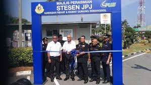 Foto facebook wee ka siong kisah pemandu lori, s arumugam yang berkongsi keluhannya di media sosial minggu ini apabila lesen memandunya disenaraihitam oleh jpj kerana kerap disaman membawa lebih muatan mendapat perhatian menteri pengangkutan, datuk seri dr wee ka siong. Bagaimana Nak Tahu Jika Kenderaan Kita Disenarai Hitam Jpj Bakal Sita 84 974 Pesalah Jalan Raya Remaja