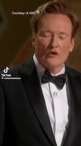 Si Adam Sandler ipinagtatanggol ang kanyang napiling kasuotan at pagkatapos  ay lumapit kay Timothée Chalamet para sabihin na “CHALAMET!!”