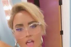 Demi lovato looked incredibly beautiful at the 2020 grammy awards, and her tousled hair helped her achieve her comeback look. Demi Lovato S Hairstylist Reveals The Meaning Behind Her Dramatic New Pixie Haircut