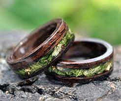 Snubni Prsteny Z Netradicnich Materialu Jsou Stale Oblibenejsi Ja Kdybych Dnes Vybirala Tak Tyto Jsou Moje Wooden Rings Camo Wedding Rings Mens Wedding Rings