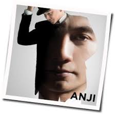 Menunggu kamu mengambil sudut pandang seorang wanita yang menjadi istri dari seorang tentara yang divisualkan dalam film jelita sejuba. Chord Anji Menunggu Kamu Belajar