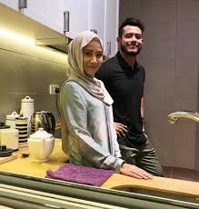 Momen 'canggung' antara pasangan pelakon drama titian cinta, farah nabilah dan zul ariffin ketika menyempurnakan tugasan sebagai penyampai trofi di anugerah skrin (ask) 2017 masih menjadi buah mulut netizen sehingga ke hari ini. Oh Media Farah Nabilah Pelakon Baru Yang Tengah Ngetop Facebook