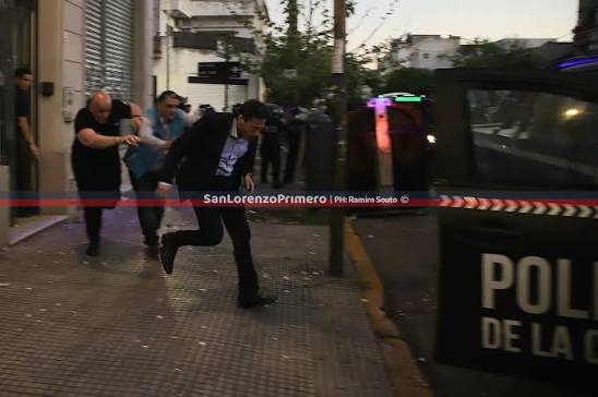 💣🔥 Así se retiró Marcelo Moretti de la sede de #SanLorenzo