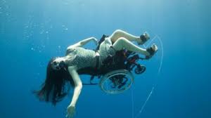 Menina dançando dança da manivela (namorado atormentado). Dancando Com A Diferenca Disability Arts International
