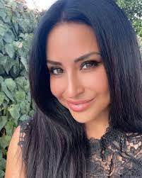 Dee Mercado's Instagram, Twitter & Facebook