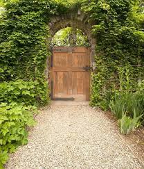 La Porte De Jardin Et Portail Nous Accueillent Avant Proprietaire Porte Jardin Jardins Arche Jardin