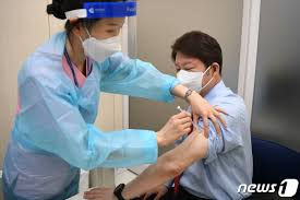 3일 대구검찰청을 찾은 윤석열 검찰총장을 권영진 대구시장이 깜짝 영접했다. ê¶Œì˜ì§„ ëŒ€êµ¬ì‹œìž¥ ë°±ì‹ ì 'ì¢… ì—°ê¸° ì •ë¶€ ì§€ìžì²´ìž¥ ìš°ì„ ì 'ì¢… ì•ˆë¼