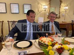 Οι πληροφορίες της καθημερινής λένε ότι παίζει μία παρτίδα το πρωί … H De3iwsh Toy Adwni Gewrgiadh Gia Ta Gene8lia Toy To Proswpiko Dwro Ths Eygenias Oi Agkalies Me Samara Eikones Binteo Inbox