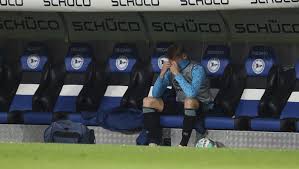 Schalke players were attacked by their own fans when returning from bielefeld after being relegated from bundesliga for the first time in 30 years. 8ii0k J2s218cm