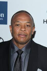 Dre is een amerikaanse rapper, platenproducent, geluidstechnicus, platenbaas, ondernemer en acteur. Dr Dre Das Unglaubliche Vermogen Des Us Rappers 2021