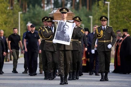 Президент узяв участь у церемонії перепоховання полковника Євгена Коновальця на Національному військовому меморіальному кладовищі — Офіційне інтернет-представництво Президента України