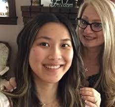 Elisa Carr's Instagram, Twitter & Facebook