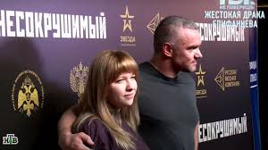 В потасовке серьезно пострадала его бывшая жена актриса анастасия веденская. Postradavshaya V Drake Eks Zhena Vladimira Epifanceva Hochet Zasudit Napavshuyu Na Nee Zhenshinu Vokrug Tv