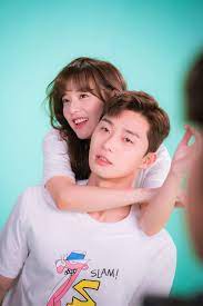 Ko dong man selalu bermimpi menjadi terkenal sebagai atlet taekwondo tetapi sekarang bekerja sebagai karyawan kontrak dalam pekerjaan biasa. Fight For My Way Kim Ji Won Park Seo Joon Fight For My Way