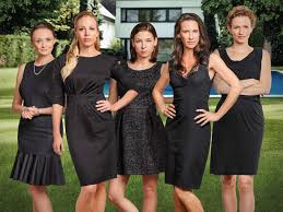 Julia stemberger ist die neue! Vorstadtweiber Darum Sollten Sie Einschalten Kritik Zur Ersten Staffel Der Desperate Housewives Aus Osterreich Tv