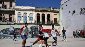 Descargar niños jugando futbol vectoriales en la mejor agencia de gráficos vectoriales con millones de vectoriales, ilustraciones y cliparts de gran calidad premium, libres de regalías a precios razonables. El Futbol Como Gancho Para Implicar A Los Ninos De La Habana En La Comunidad 14ymedio