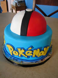 pokemon birthday cake idee fur eine blaue pokemon torte mit einem roten pokeball pokemon geburtstagskuchen pokemon torte geburtstagskuchen fur jungen