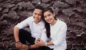 Menggemari aktiviti memancing, penyanyi lagu kisah cinta kita ini mengakui tidak berahsia dengan isteri mengenai hobinya itu. Hafiz Suip Kongsi Gambar Pra Perkahwinan