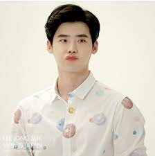He debuted in 2005 as a runway model, becoming the youngest male model ever to participate i. à¸›à¸£à¸°à¸§ à¸• à¸‚à¸­à¸‡à¸¥ à¸ˆà¸‡à¸‹à¸­à¸ Leejongsuk