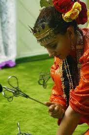 Pada mulanya, budaya tarian ini berasal dari daerah kabupaten pidie diprovinsi aceh, indonesia. Dabus Tarian Pahlawan Negeri Perak Yang Kian Dilupakan