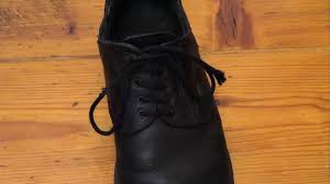 Das liege auch daran, dass die schleife nicht nur zum schuhe binden da ist, erinnert holst. Video Schuhe Binden Ohne Schleife Coole Alternativen