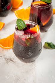 Grab a large pitcher and add the ice and bottle of red wine. Traditionelles Spanisches Sommerauffrischungsgetrank Cocktail Tinto De Verano Mit Wein Eis Und Frischen Orangenstucken Auf Weissem Stein Tisch Kopieren Sie Platz Lizenzfreie Fotos Bilder Und Stock Fotografie Image 75782807