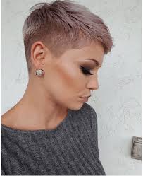 Krótkie włosy u wizjonerskiego fryzjera przynoszą mu wiele pomysłów na ich ułożenie. Gorgeous Pixie Haircut Styles For Round Faces 15 Latest Haircut Styles