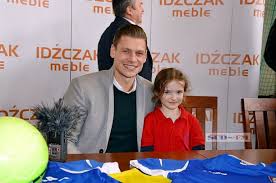 Ewy piszczek na próżno szukać na czerwonych dywanach. Lukasz Piszczek Twarza Firmy Idzczak Meble