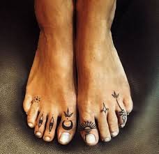 Talk about fashion and trends! Tattoos Back Tattoos English Short Sentence Tattoos Spinal Tattoos Tattoos Quotes Meaningful Tattoos Creative Ta Toe Tattoos Foot Tattoos Toe Ring Tattoos