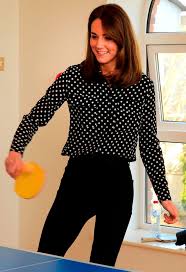 Gary goldsmith, hermano de la madre de kate middleton, carole middleton, dijo que la esposa del príncipe william es una brillante árbitro y pacificadora entre él y su hermano harry. Kate Middleton Betaubt In Polka Dot Bluse Und Eine Schwarze Jeans Wahrend Showing Off Ihre Kochkunste In Dublin Aktuelle Boulevard Nachrichten Und Fotogalerien Zu Stars Sternchen
