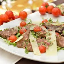 Escalop de porc cu ciperci catei de usturoi.dupa escalop de vita ca la adjud se taie carnea bucatele potrivite, ceapa si ciupercile se toaca marunt. Tagliata Di Manzo