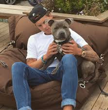 Gustav magnar's father, gustav witzøe — who founded the company in 1991 — gifted gustav magnar's stake to him in 2013, when he was just 19. World S Youngest Billionaire Is Fishing Company Heir And Male Model 25 Who Poses In Flash Instagram Snaps Smoking Cigars And Cuddling Dogs On Jet Skis