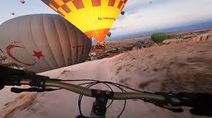 Recherchez parmi des montgolfière photos et des images libres de droits sur istock. Doit Regarder Kilian Bron Vole A Travers Des Montgolfieres En Turquie Pour Le Prix Gopro Swiss Cycles