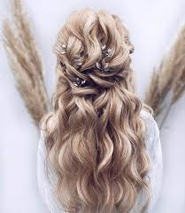If you don't like the classic bun, consider it to difficult to make or you want to transform the bun into something more edgy, think of this tutorial as an inspiration. 50 Bridal Wedding Hairstyles Perfect For Long Hair Secretly Sensational