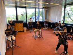 Hurra an Youpppiii Endlech no ronn 7 Méint Paus, däefe mer erem prouwen. Am  Respekt vun de Covidmesuren hu mer eis Jugendmusek an 2 Gruppen opgedeelt.  Den éischte Grupp vun haut den