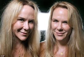 Yêu chung một người, hai chị em sinh đôi tàn sát lẫn nhau