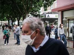 Αυστηρότερα περιοριστικά μέτρα θα εφαρμοστούν στην πορτογαλία, όπως ανακοίνωσε χθες η κυβέρνηση, καθώς τα αυξανόμενα κρούσματα του κορωνοϊού ασκούν ασφυκτική πίεση στα νοσοκομεία. Portogalia 3eperasan Ta 800 000 Ta Kroysmata Toy Neoy Koronoioy