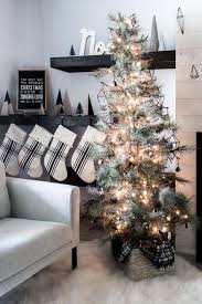 This Minimalist Christmas Tree Is So Simple And Modern With The Himme Christmas Decorations Diy Outdoor Minimalist Christmas Tree Outdoor Christmas Decorations