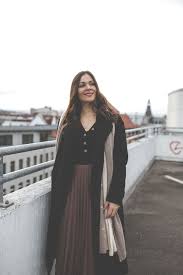 Winter Outfit Mit Faltenrock Und Klassisch Schwarzem Wollmantel Outfit Faltenrock Und Elegantes Outfit