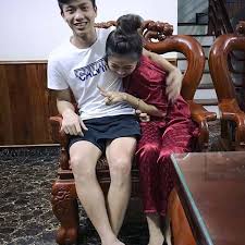 Nhật linh (vợ cầu thủ phan văn đức) tâm sự cô không quá xót xa, buồn tủi vì những vết rạn sau sinh vì bên cạnh cô luôn có ông xã tâm lý, chăm sóc và hiểu được những vất vả sinh nở mà vợ trải qua, văn đức luôn cạnh bên đỡ đần, giúp đỡ vợ. TrÆ°á»›c Thá»m Ä'am CÆ°á»›i Diá»…n Ra Vao Mung 6 Táº¿t VÄƒn Ä'á»©c Va Báº¡n Gai Hotgirl Ä'a Dá»n Vá» Sá»'ng Chung Nha