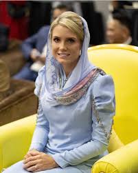 Pasangan diraja itu telah berkahwin pada april tahun lalu dan cik puan sofie merupakan seorang warganegara sweden. Galeri Ariani Beautiful Cik Puan Sofie Louise Johansson Facebook