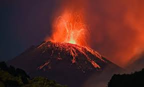 Así estableció un nuevo récord de altura: Volcan Etna Lanza Lava Y Provoca Cierre De 2 Aeropuertos En Sicilia