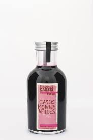Dix Accessoires Pour Une Table D Ete Page 5 Decormag Sirop De Cassis Bouteille D Alcool Bouteille Vodka