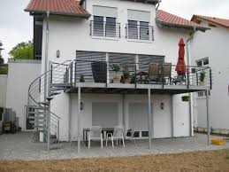 Freitreppen sind treppen die von gebäuden in die landschaft oder den stadtraum führen oder teil diese erweitern ihren balkon in einen garten oder stellen einen weiteren fluchtweg, auch wenn er. Verzinkte Spindeltreppe Beispiel 10 Balkon Haus Aussentreppe Balkon Gelander Design