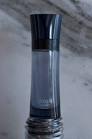 قاعدة العطر تتكون من الجلد, التونكا و التبغ. Armani Code Colonia Ø¹Ø·Ø± ÙŠØ¬Ù…Ø¹ Ø§Ù„Ø¨Ø³Ø§Ø·Ø© ÙˆØ§Ù„Ø¬Ø§Ø°Ø¨ÙŠØ© Ù…Ø¬Ù„Ø© Ø§Ù„Ø±Ø¬Ù„