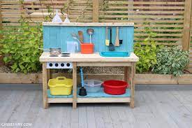 Diy pallet furniture using wood pallets that had been around for decades as mechanisms for shipping.pallet furniture ideas from crafters around the world! How To Diy A Sensory Play Outdoor Kitchen From Pallet Wood