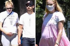 Sophie turner's baby bump was on full display as she took a walk with her husband, joe jonas, their dogs and her parents. Sophie Turner And Joe Jonas Welcome Baby Girl Willa