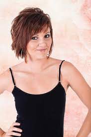 Fransiger Short Bob Mit Stufen Und Schragem Pony Freche Coole Bob Frisuren Bob Frisur Langes Gesicht Langhaarfrisuren Lange Haare Schrager Pony