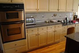 The traditional effect will be felt very deeply in the kitchen using this combination. Kitchen Backsplash Ideas With Oak Cabinets Kitchen Art Comfort